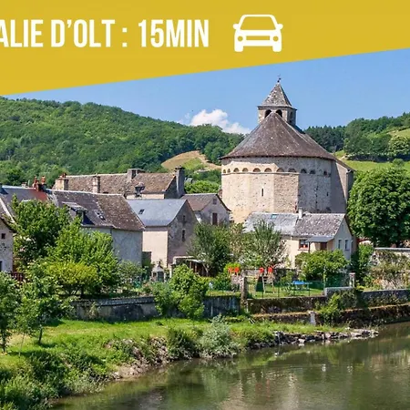 Nyaraló Lou Barry *