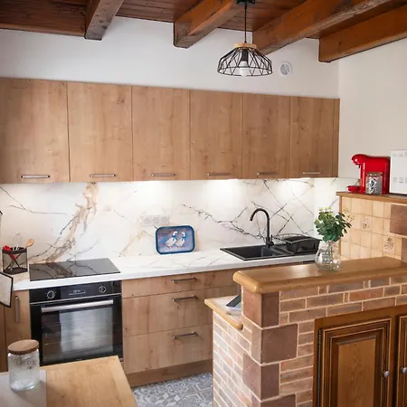 Lou Barry Nyaraló *